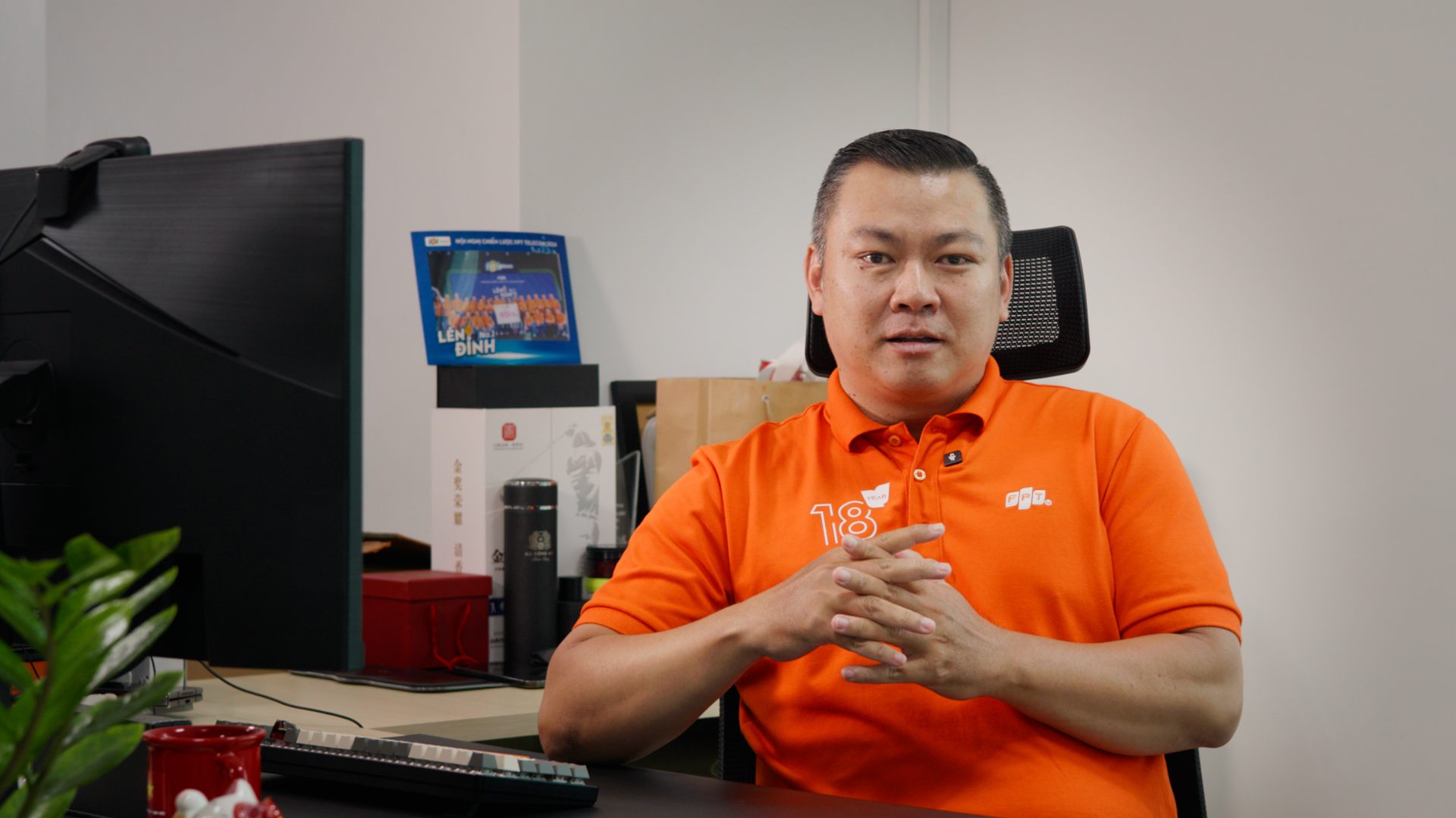 FPT Telecom team lead speaking to camera at his workstation